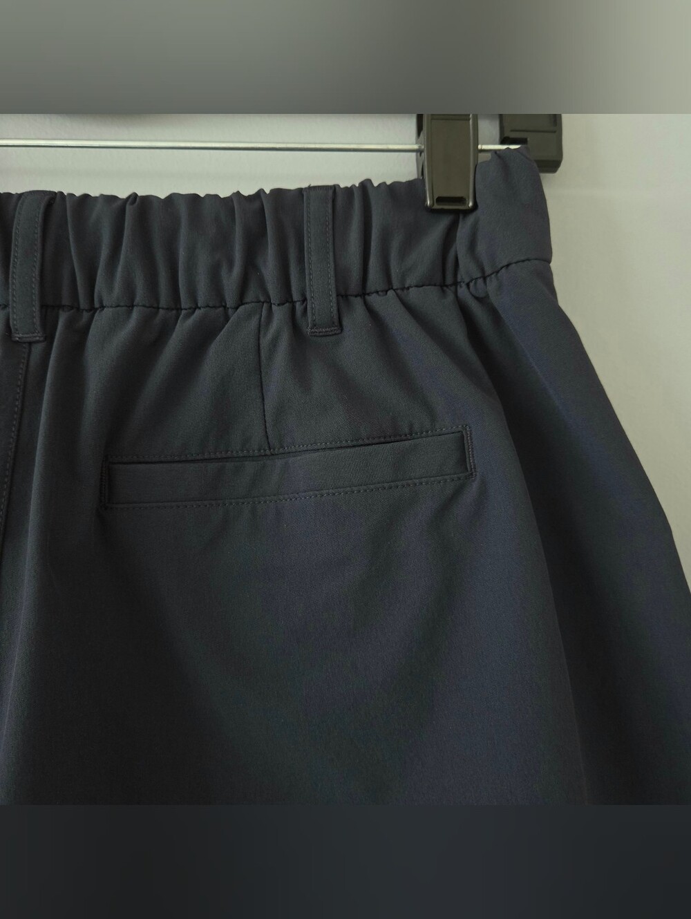 Vuori Women's Solar Short - Ink - Medium - VW3056 - EUC - Picture 6 of 9